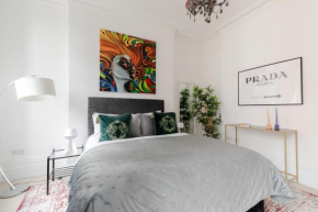 RARE FIND off Oxford St! SOHO 5bed Design House For XXL Groups